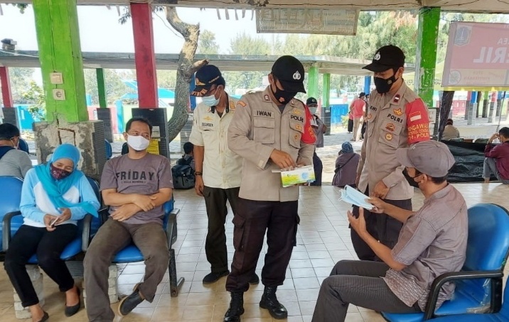 8 Warga Pulau Pemukiman Dapat 2.600 Masker Medis Gratis Dari Polres Kep Seribu