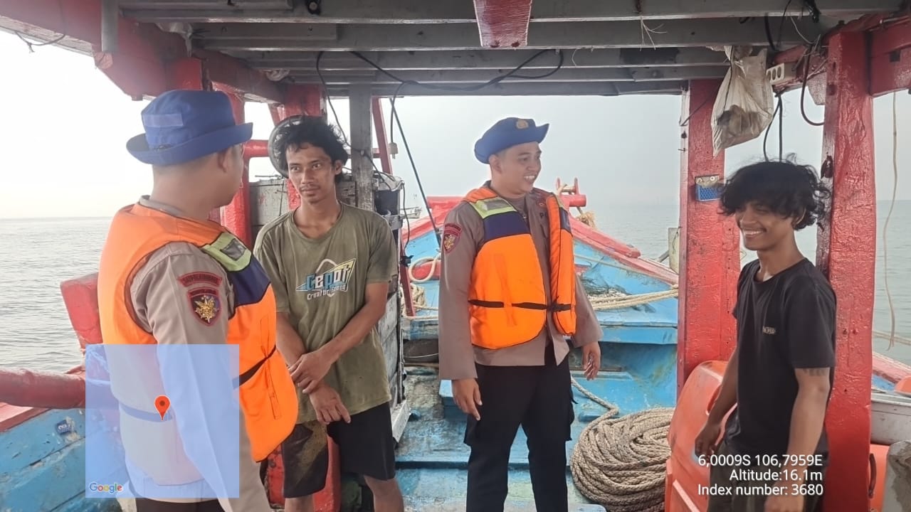 Tim Patroli Satuan Polair Polres Kepulauan Seribu Himbau Keselamatan Berlayar kepada Nelayan di Perairan Pulau Ayer
