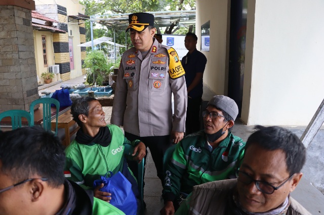 Polres Kepulauan Seribu Gelar Jum’at Peduli: Pemeriksaan Kesehatan Gratis dan Sembako untuk Ojol dan Warga