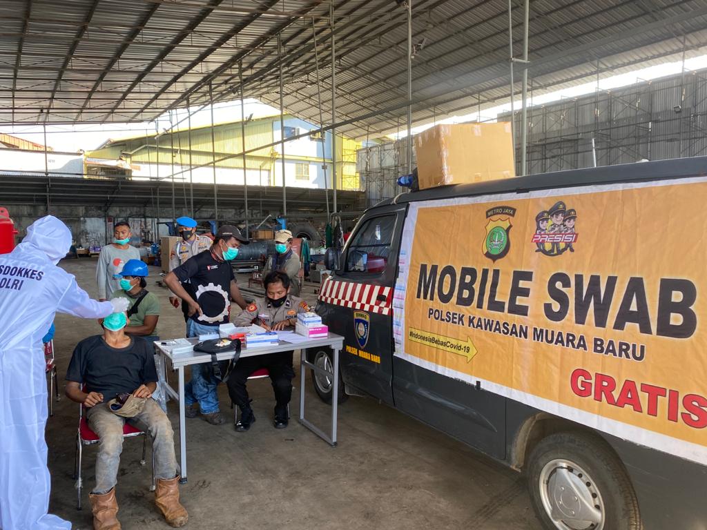 Polsek Kawasan Muara Baru Swab Test Pekerja Bengkel Dok Kapal