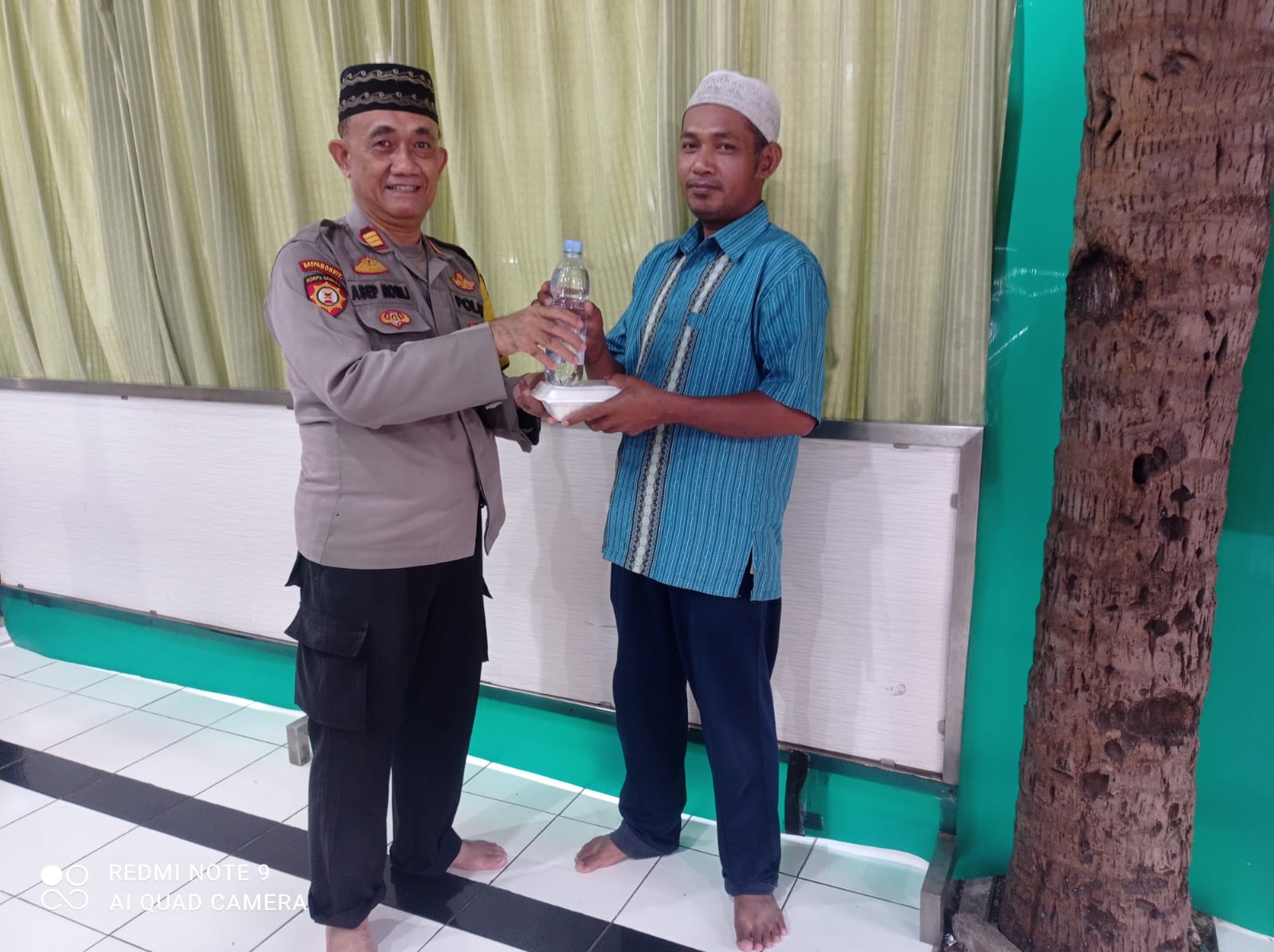 Kasat Binmas Polres Kepulauan Seribu Bagikan Berkah Ramadhan Melalui Takjil Keliling di Marina Ancol
