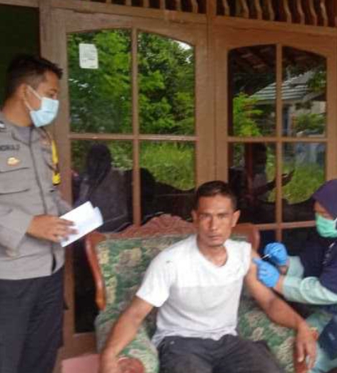 Secara Door to Door, Polsek Kep Seribu Selatan Gelar Vaksinasi Booster di Semua Pulau