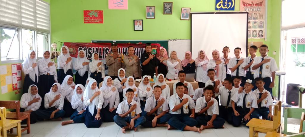 Polsek Kepulauan Seribu Utara Sosialisasikan Bahaya Narkoba di SMPN Satu Atap Pulau Sabira