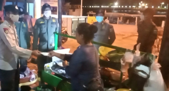 Agar Warga Terapkan ProKes, Polsek Kep Seribu Utara Gelar Patroli Pengawasan Malam Hari dan Bagikan Masker