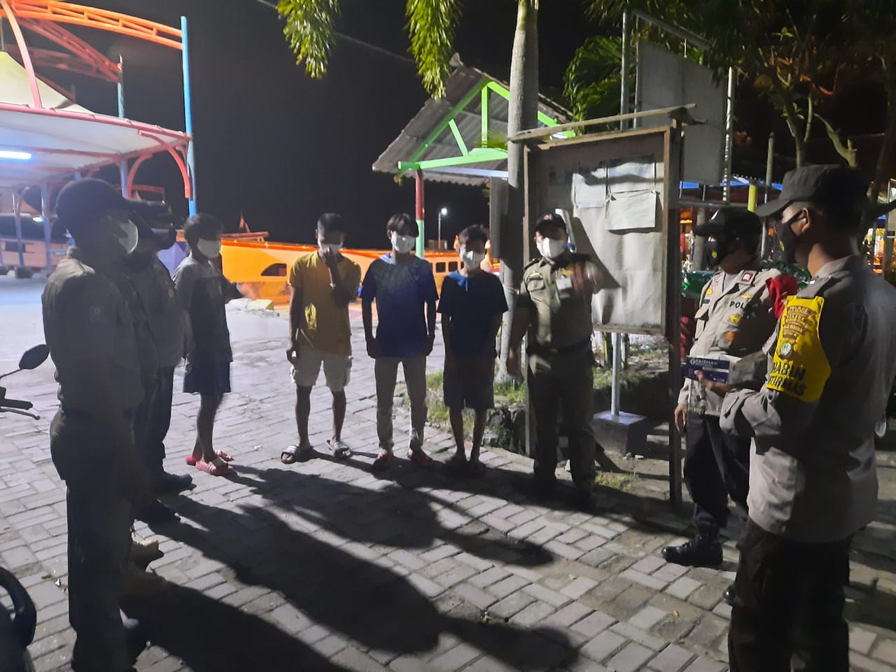 Pimpin Giat Patroli Gabungan PPKM Malam Hari, Kapolsek Kep Seribu Utara Himbau Warga Terapkan ProKes dan Patuhi Aturan PPKM Level Dua
