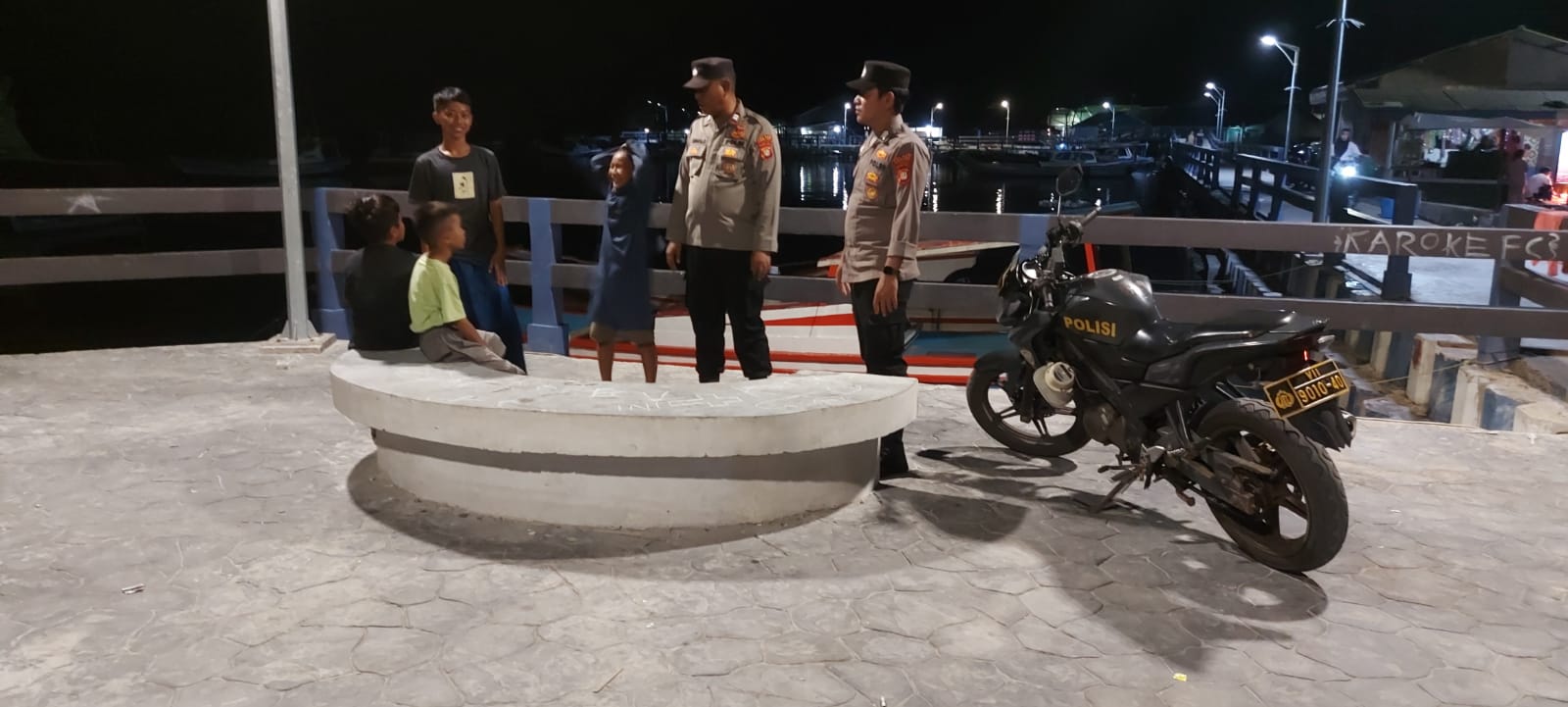 Polsek Kepulauan Seribu Utara Patroli Malam di Pulau Kelapa dan Himbau Remaja Patuhi Jam Malam