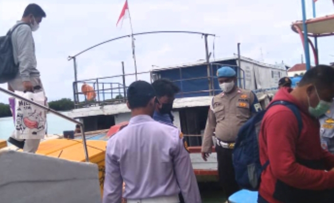 Cegah COVID-19, Polsek Kep Seribu Utara Terus Perketat Pengawasan ProKes di 4 Dermaga Kedatangan