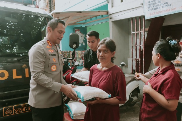 Bersama Vihara Dharma Bakti, Polres Metro Jakarta Barat Salurkan Bantuan Sosial di Tamansari