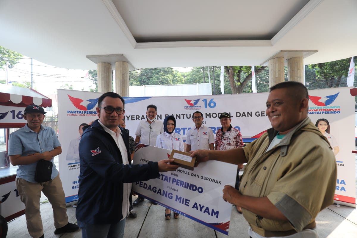 Gerobak Sudah Kurang Layak, Penjual Mie Ayam Bakso ini Merasa Senang Dapat Bantuan dari Perindo