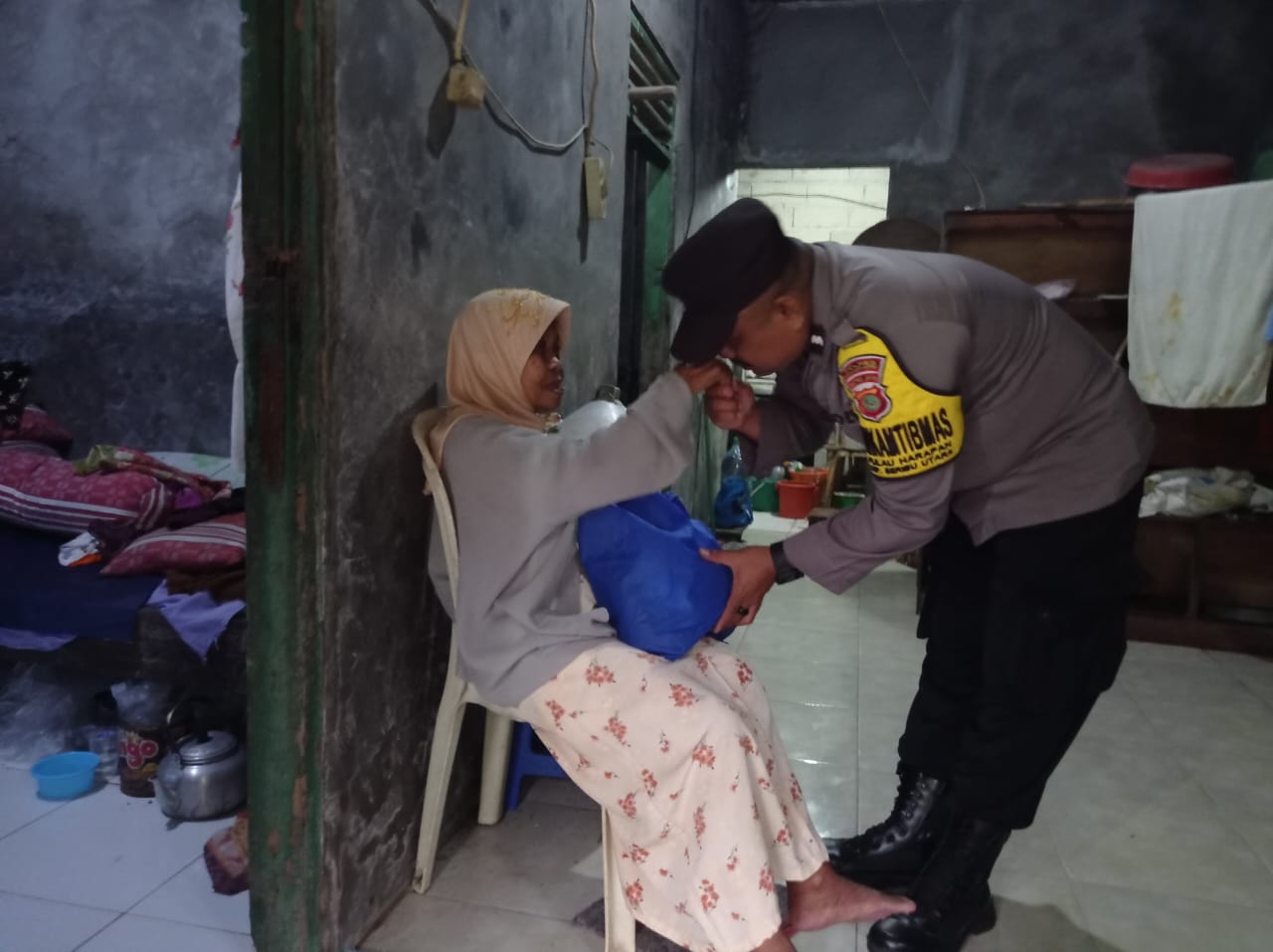 Bhabinkamtibmas Pulau Harapan Berikan Bantuan dan Doa untuk Warga yang Menderita Stroke