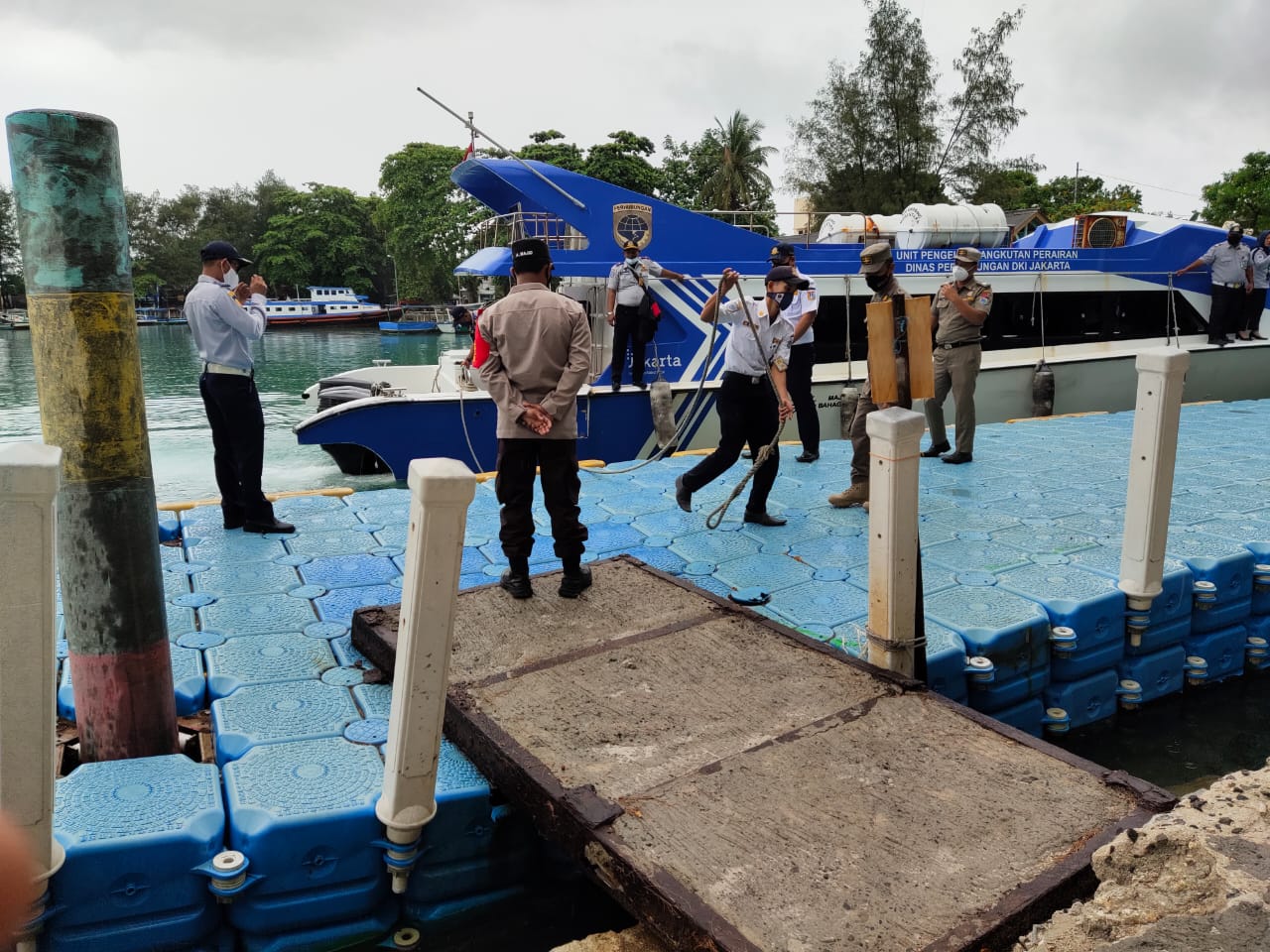 Polsek Kep Seribu Selatan Ketatkan Aturan ProKes di Dermaga Kedatangan
