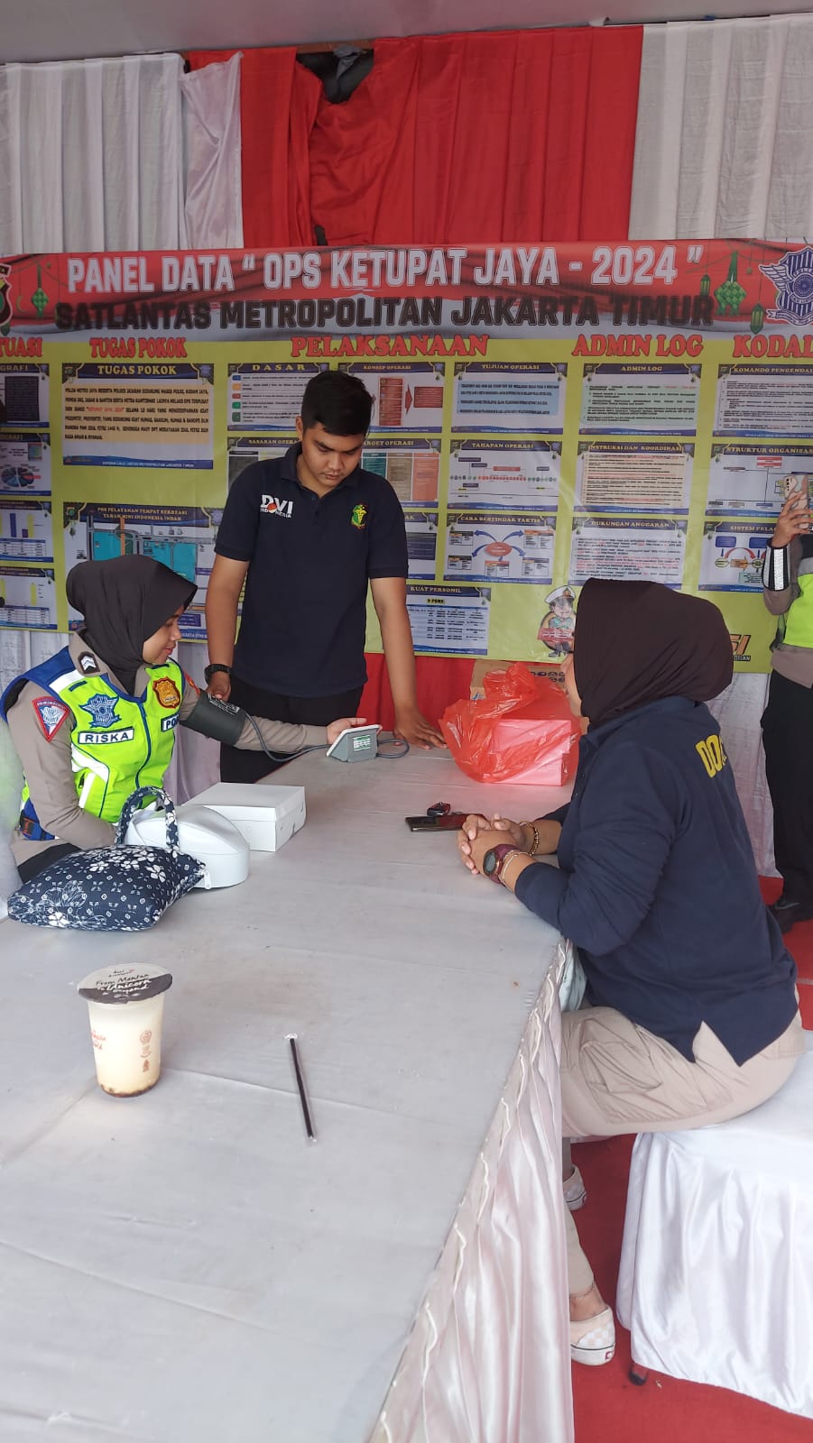 Dalam Ops Ketupat Jaya 2024, Si Dokkes Polrestro Jaktim berikan pelayanan kesehatan ke Pospam