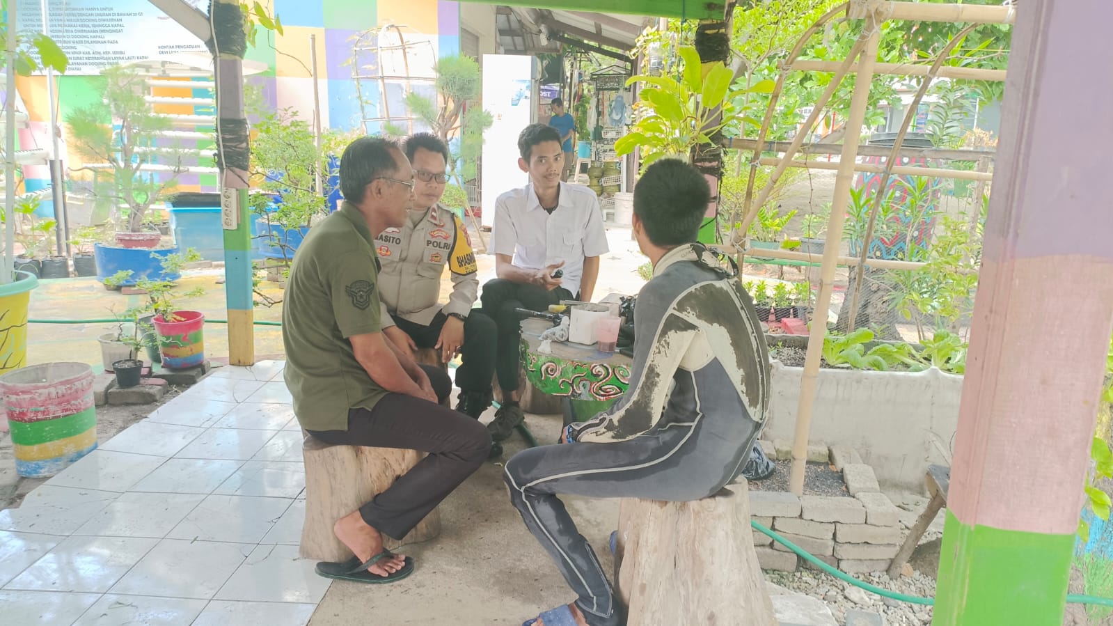 Bhabinkamtibmas Pulau Untung Jawa Ajak Warga Sukseskan Pemilu 2024 Melalui Sambang dan Patroli Dialogis