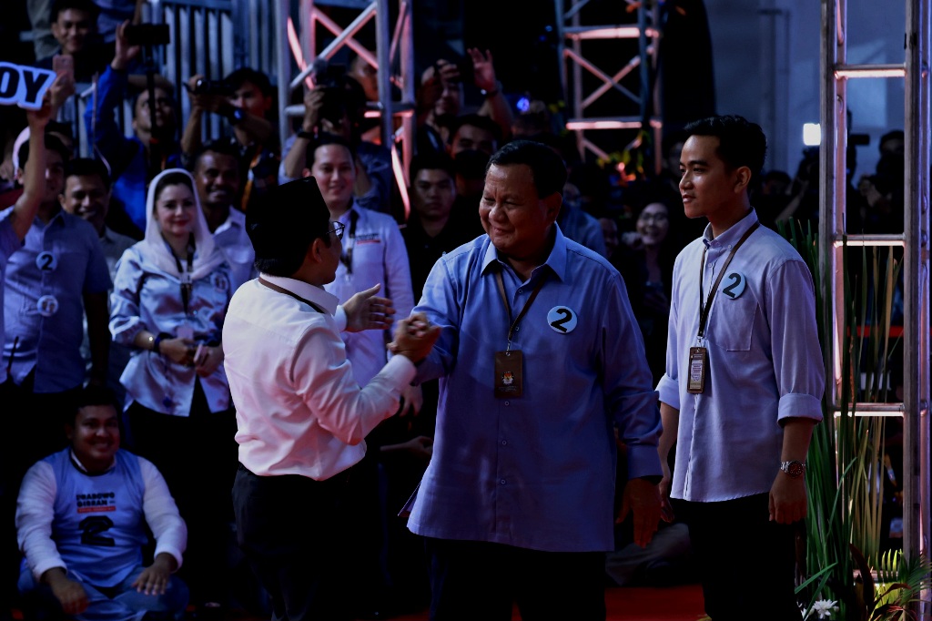 Rukun Bareng Paslon Lain, Prabowo-Gibran Joget dan Saling Tos dengan Anies-Imin
