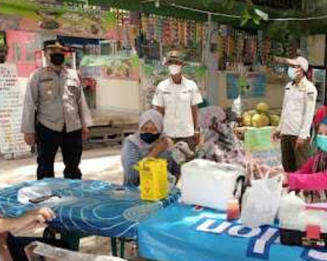 Polsek Kep Seribu Selatan Giatkan Suntik Vaksin Dosis 3 secara Door to Door di Ruang Publik
