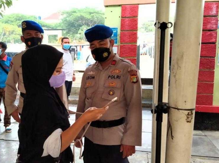 Ketatkan ProKes, Polres Kep Seribu Wajibkan 136 Penumpang Kapal ke Pulau Scan PeduliLindungi