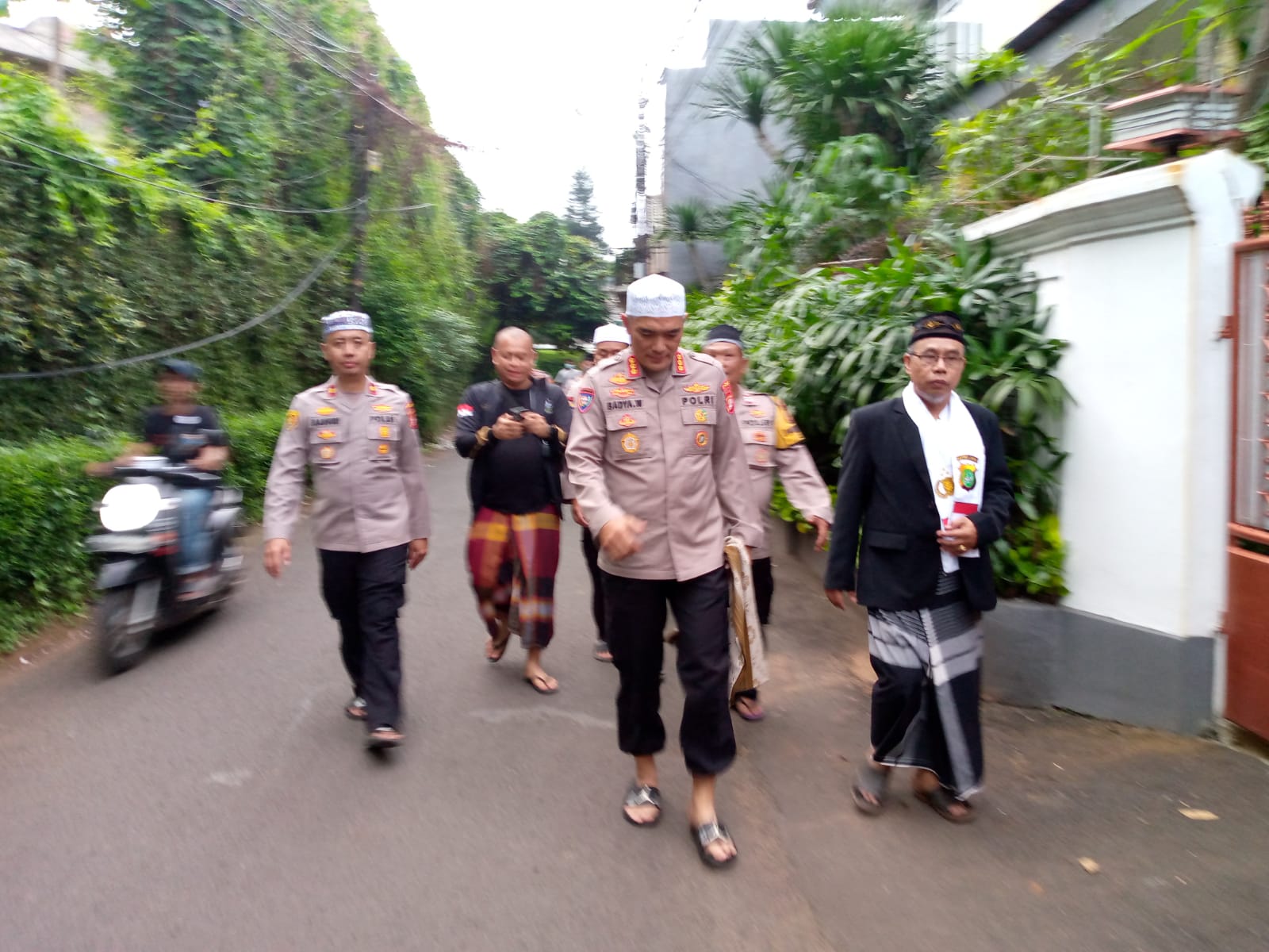 Subuh Keliling, Dirbinmas Polda Metro Bersilaturahmi dan Bagikan Bantuan Sosial Terdampak Banjir dari Kapolda Metro Jaya