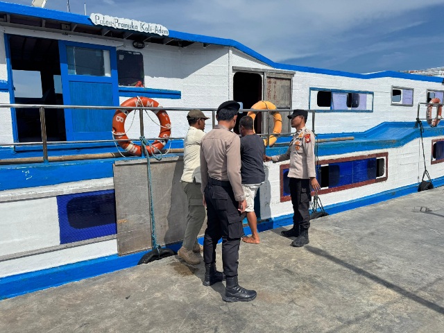 Polsek Kepulauan Seribu Utara Lakukan Pengamanan Dermaga di Pulau Pramuka, Polisi Humanis Bantu Penumpang Turun dari Kapal