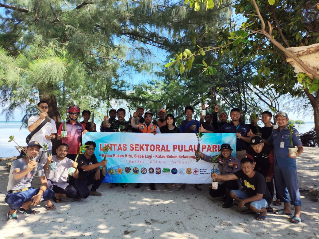 Polisi Baik dan Humanis: Kapolsubsektor Pulau Pari Bersama Unsur Terkait Tanam 2.500 Pohon Mangrove*