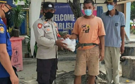 Bagikan Masker Ke Warga, Polsek Kep Seribu Selatan Cegah COVID19