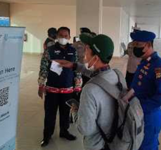 Perketat ProKes, Polres Kep Seribu Wajibkan 76 Penumpang Kapal ke Pulau Scan PeduliLindungi di Pelabuhan Kaliadem