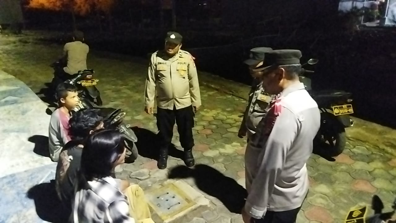 Polsek Kepulauan Seribu Utara Lakukan Patroli Dialogis Malam Rutin di Pulau Kelapa untuk Antisipasi Kenakalan Remaja