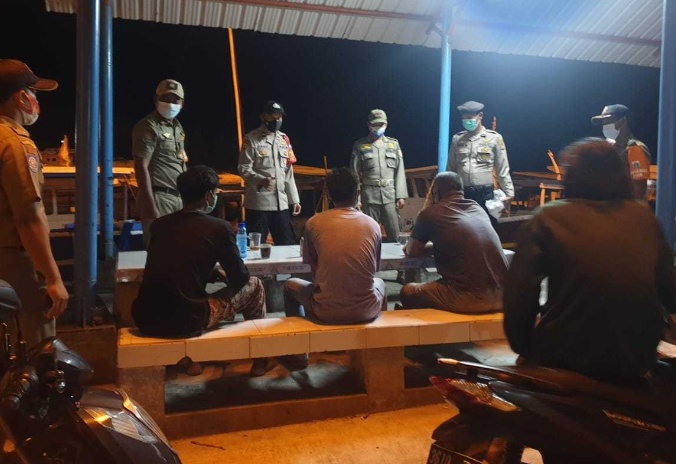 Pengawasan ProKes Malam Hari Polsek Kep Seribu Selatan Ajak Warga Patuh Aturan PPKM Level 1