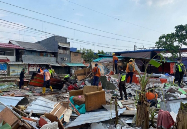 Jadi Lokasi Narkoba dan Ganggu Perjalanan Kereta, Ratusan Bedeng Liar Di Tanjung Priok Dibongkar Petugas Gabungan