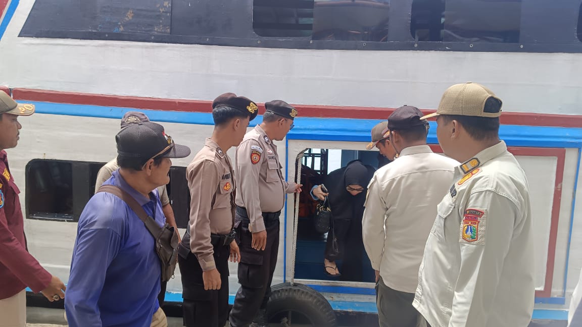 Polisi Baik, Anggota Polsek Kepulauan Seribu Utara Bantu Penumpang dan Perketat Pengamanan di Dermaga Pulau Pramuka