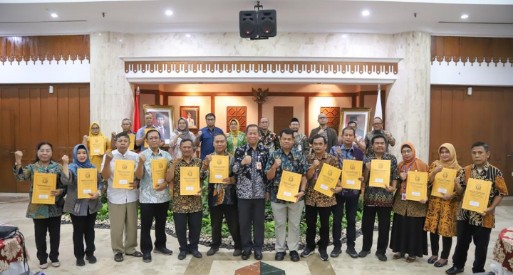 16 ASN di Jakut Terima SK Pensiun