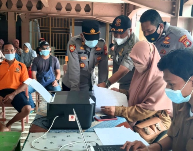 Kejar Target Capaian Vaksinasi Booster, Polsek Kep Seribu Utara Giatkan Suntik Vaksin di Semua Pulau