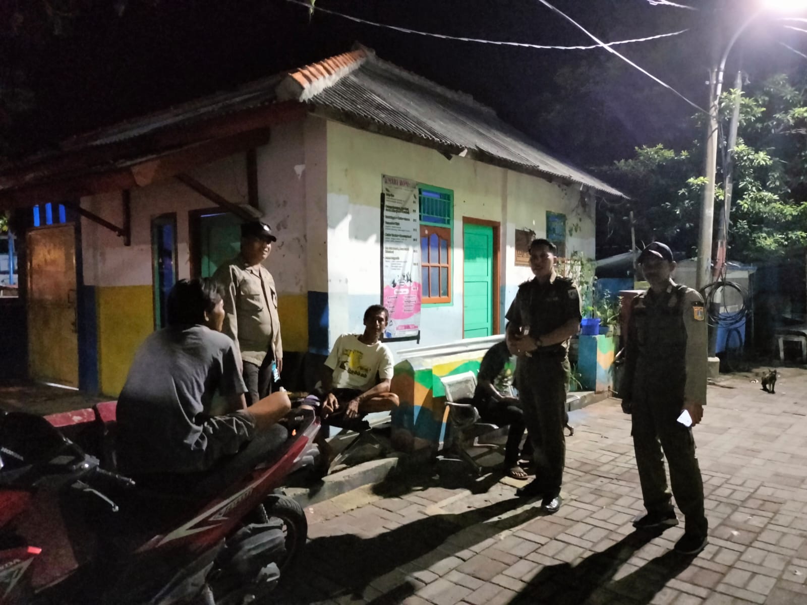 Polsek Kepulauan Seribu Utara Gelar Patroli Malam Presisi untuk Menciptakan Kondisi Aman dan Memberikan Himbauan kepada Remaja dan Pelajar di Pulau Panggang
