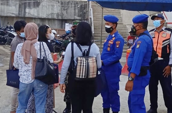 Polres Kepulauan Seribu Terus Himbau Warga dan Wisatawan ke Pulau Taat ProKes dan Scan Barcode Peduli Lindungi