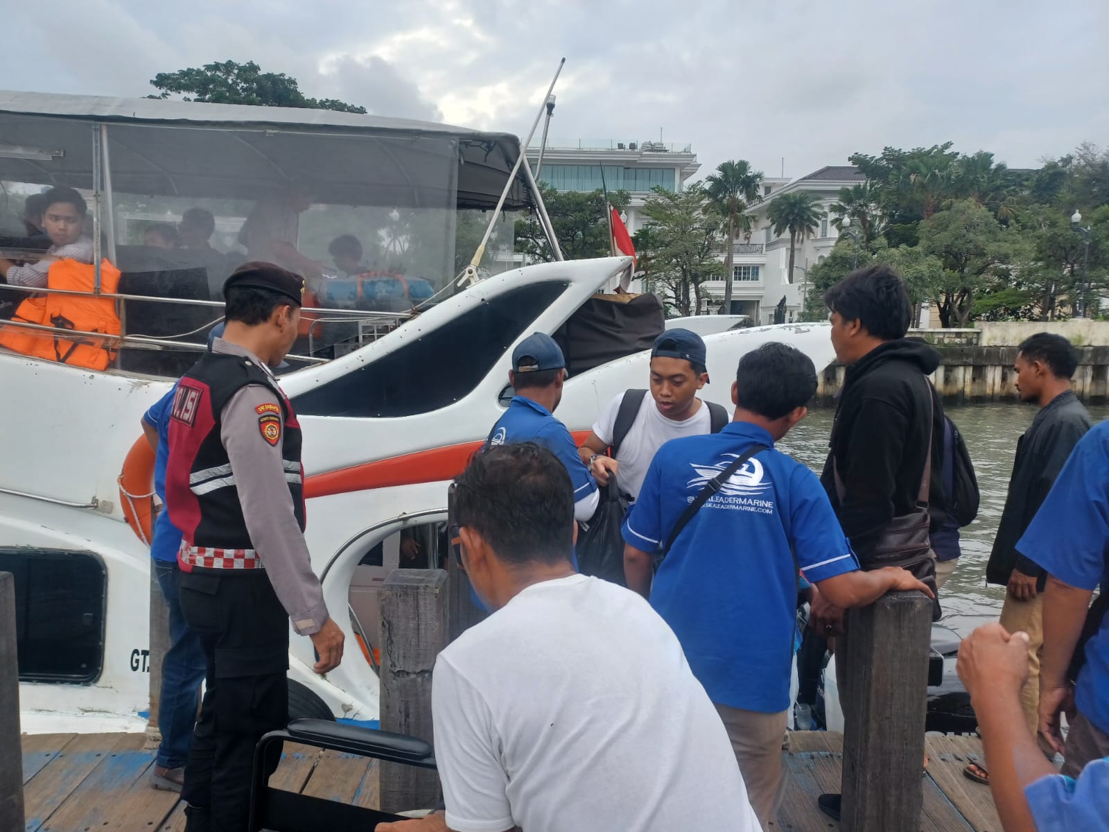 Polisi Baik, Anggota Polres Kepulauan Seribu Bantu Penumpang Turun dari Kapal di Dermaga 16 Marina Ancol