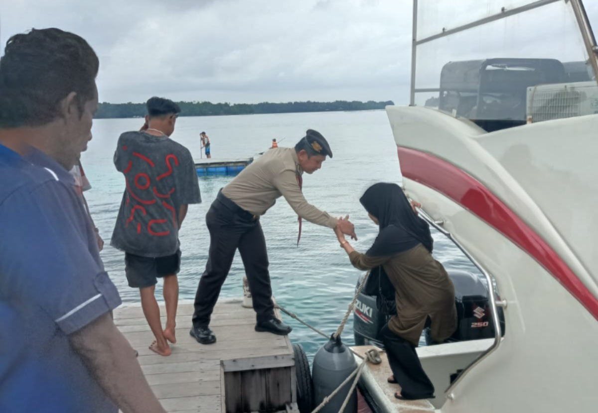 Polisi Baik Satpam Obvit Polres Kepulauan Seribu Bantu Wisatawan di Dermaga Pulau Macan