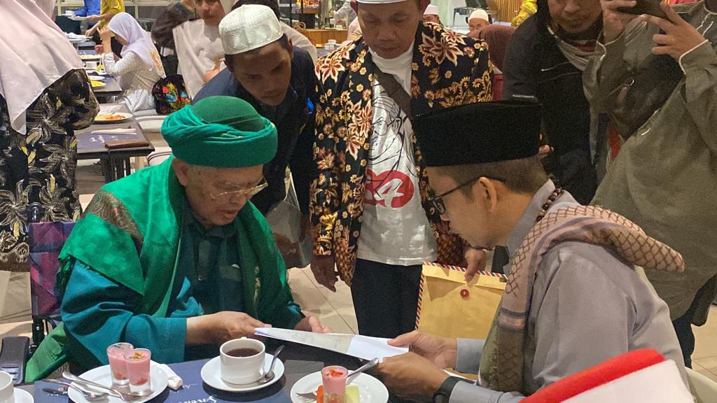 Bertemu Abah Aos, TGB Zainul Majdi Dikalungkan Tasbih