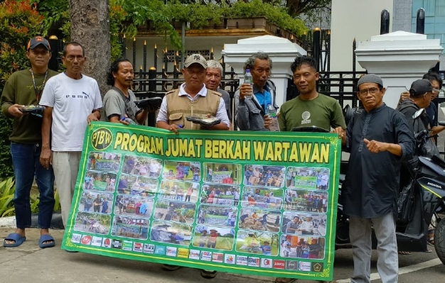 PJBW Berbagi Nasi Box di Pinggir Jalan Hingga Blusukan ke Rumah Warga di Jaktim