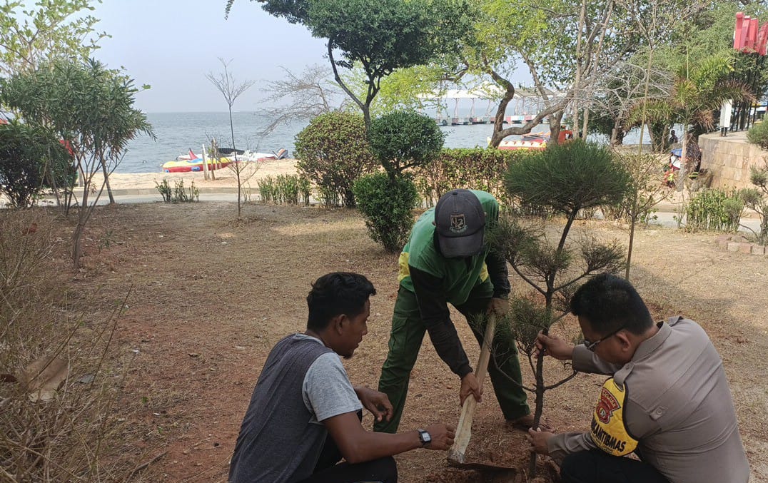 Polsek Kepulauan Seribu Selatan dan Warga Bergerak Bersama Tanam Bibit Pohon untuk Reduksi Polusi Udara