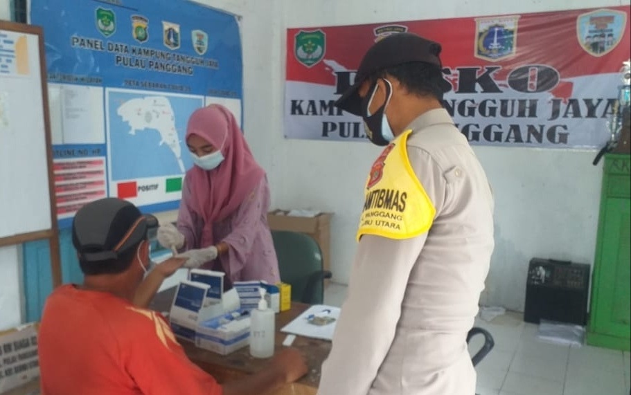 Polsek Kep Seribu Utara Beri Layanan Rapid Tes Gratis 15 Wisatawan Di Posko KTJ Pulau Panggang