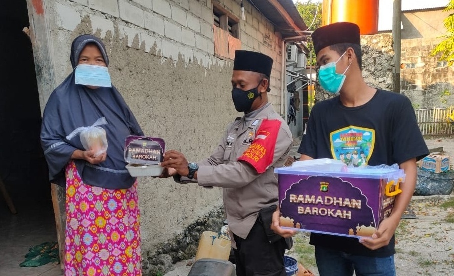 Warga Di 8 Pulau Pemukiman Dapat Takjil Gratis Dari Polres Kep Seribu