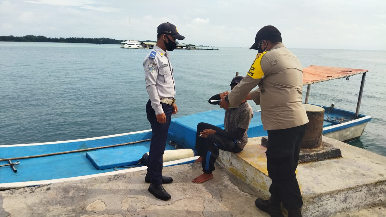 Polres Kep Seribu Bagikan 1.700 Masker ke Warga Dalam Upaya Cegah COVID-19
