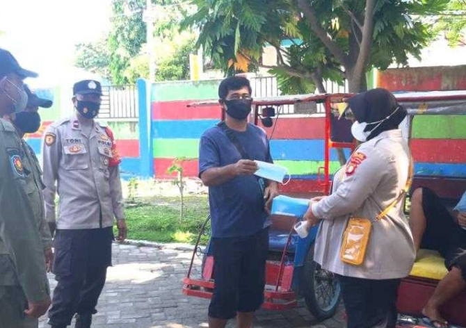 Sebanyak 1.000 Masker dibagikan Polres Kep Seribu ke Warga Dalam Cegah COVID-19