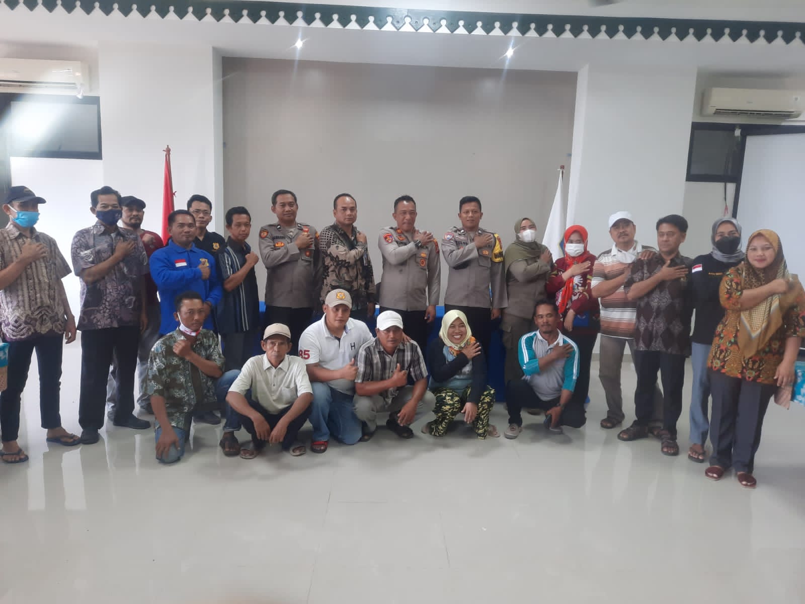 Jalin Silaturahmi, Kapolsek Kepulauan Seribu Selatan Lakukan Tatap Muka dengan Warga Pulau Pari