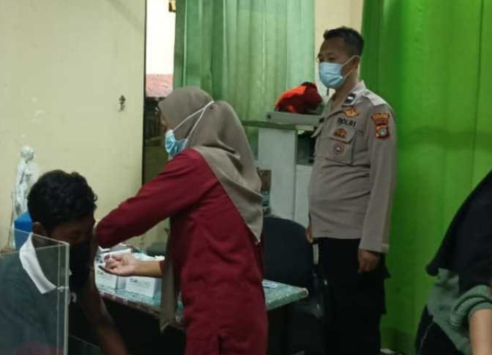 Hadapi Lebaran, Polsek Kep Seribu Utara Terus Gencarkan Vaksinasi Booster COVID-19