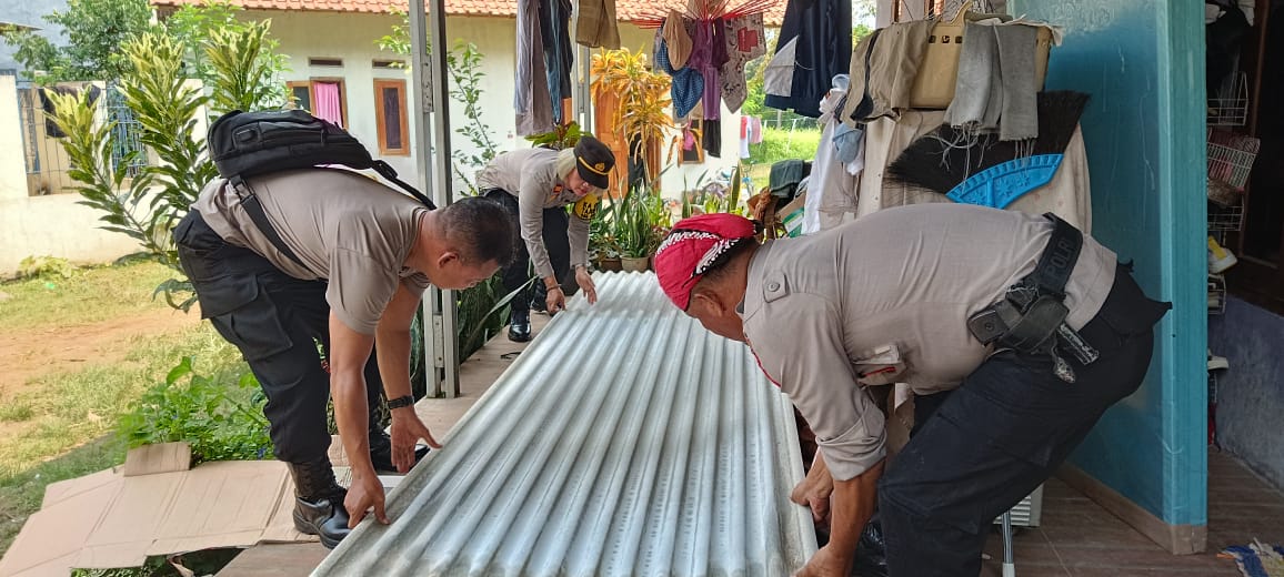 Kapolsek Tajurhalang  Membantu Memperbaiki Rumah Warga Yang Rusak Akibat Angin Kencang