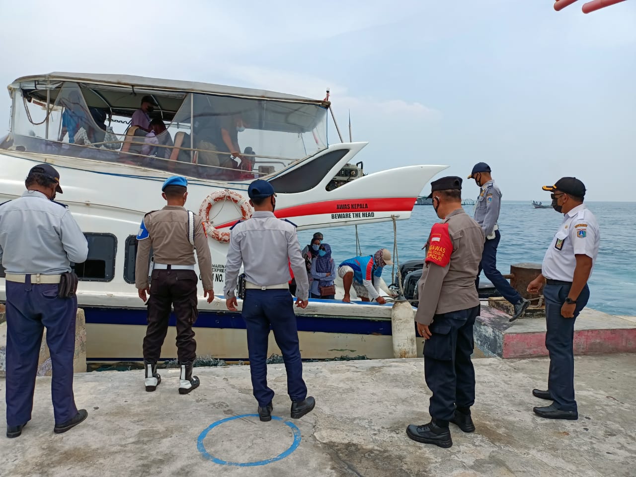 Kapolsek Kep Seribu Utara Pantau Langsung Arus Balik Wisatawan di 4 Dermaga Pulau Pemukiman