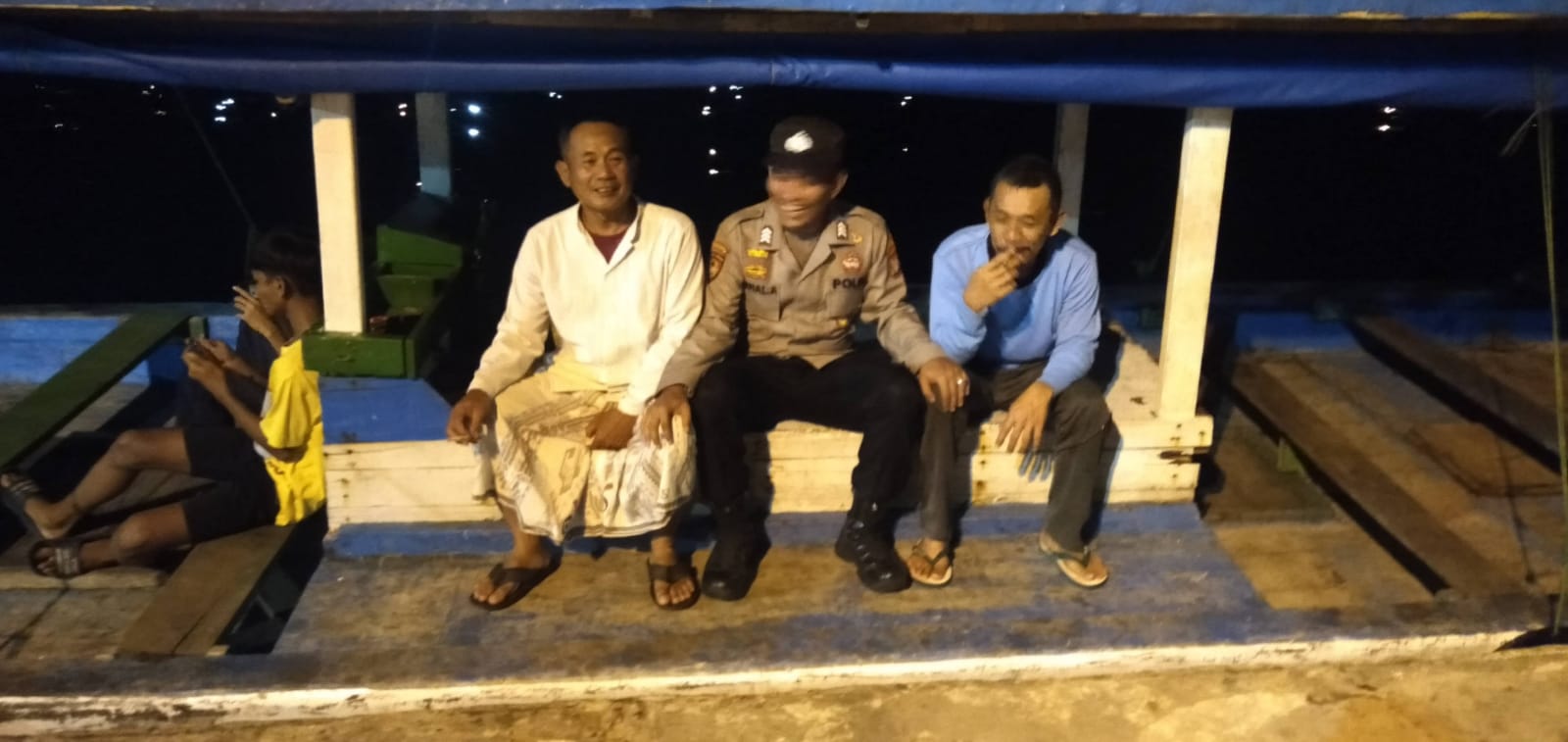 Patroli Malam Polsek Kepulauan Seribu Utara Menghimbau Warga Waspadai Hoax dan Antisipasi Kenakalan Remaja