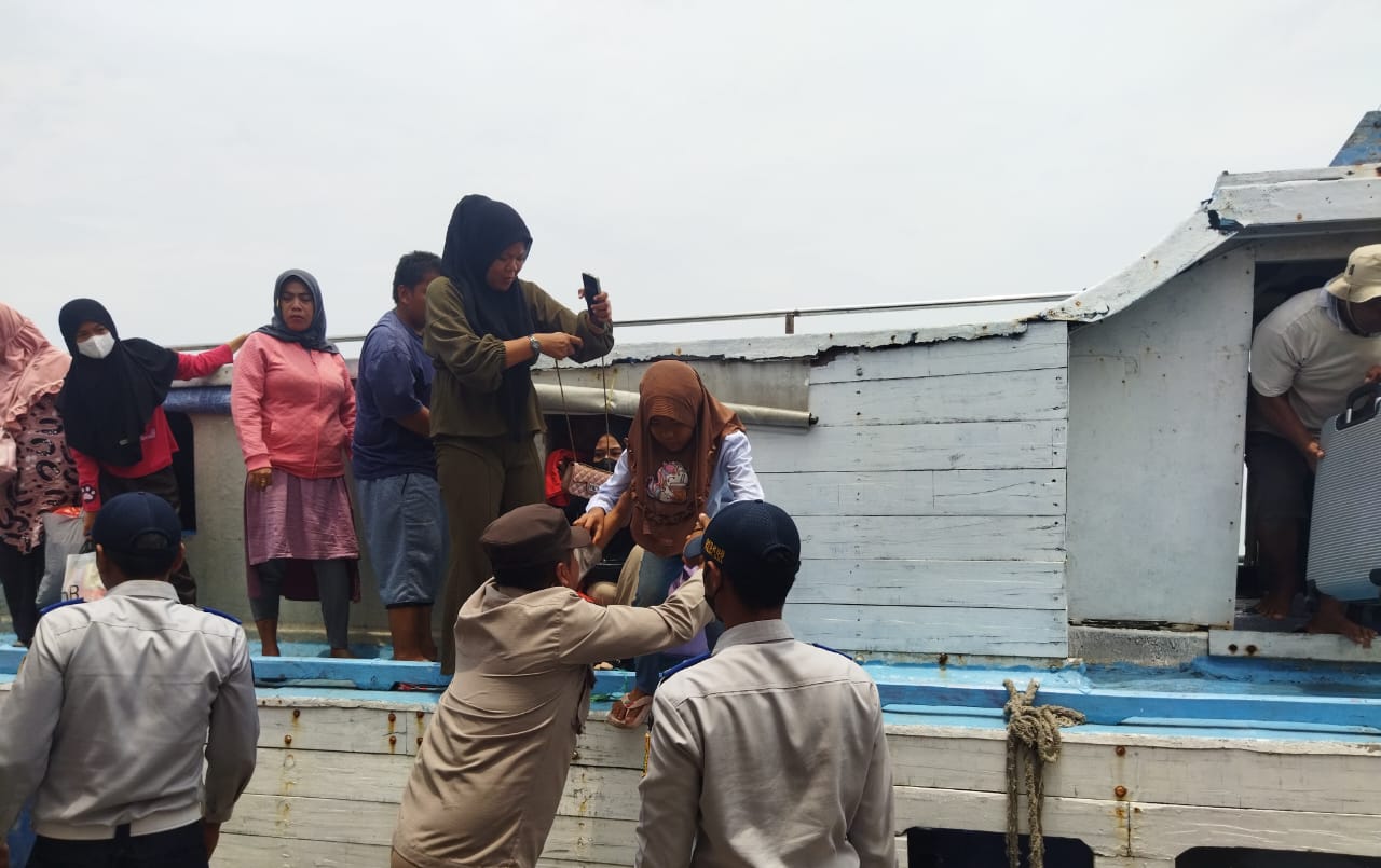 Polsek Kepulauan Seribu Utara, Polres Kepulauan Seribu Sambut Penumpang dengan Pelayanan Humanis di Dermaga Utama Pulau Kelapa