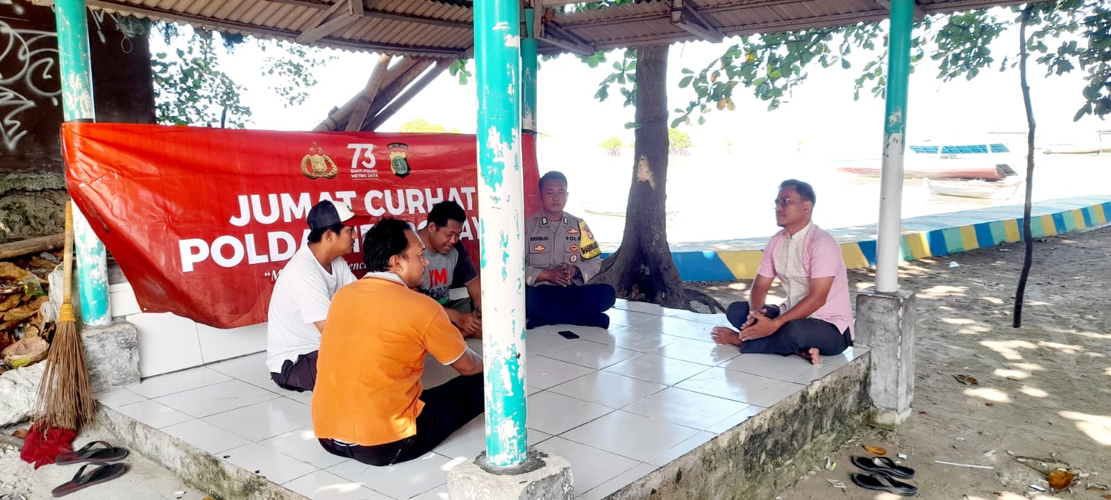 Bhabinkamtibmas Pulau Pari Gelar Giat Curhat untuk Mencari Solusi Permasalahan Kamtibmas