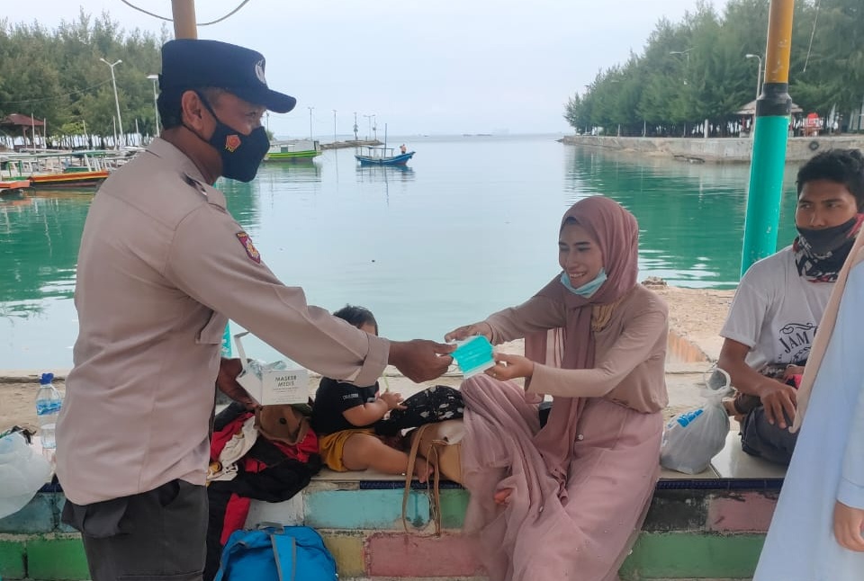 Polres Kep Seribu Himbau ProKes & Bagikan 2.700 Masker Medis Ke Warga